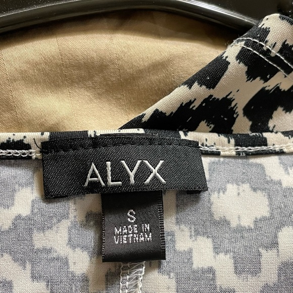 Sleeveless Top Cream and Black size Small/Medium - Picture 5 of 6